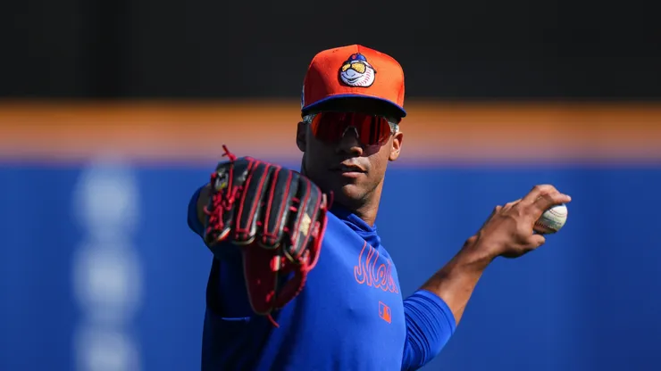 Juan Soto #22 of the New York Mets warms up during spring training workouts at Clover Park on February 17, 2025 in Port St. Lucie, Florida.