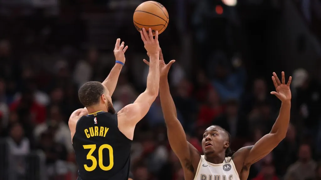 Stephen Curry #30 of the Golden State Warriors shoots a three pointer over Ayo Dosunmu #11 of the Chicago Bulls. (Michael Reaves/Getty Images)