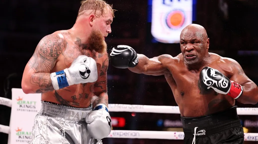 (L-R) Jake Paul and Mike Tyson fight during LIVE On Netflix: Jake Paul vs. Mike Tyson at AT&amp;T Stadium on November 15, 2024 in Arlington, Texas. (Photo by Al Bello/Getty Images for Netflix © 2024)