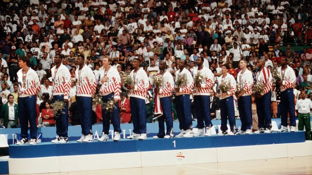 The Dream Team receives the gold medal during the awards ceremony at the 1992 Barcelona Olympic Games. (IMAGO / Pressefoto Baumann)