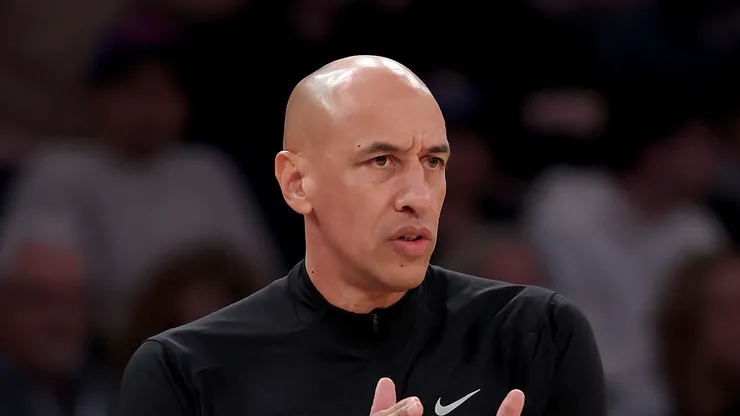 Head coach Doug Christie of the Sacramento Kings directs his team during the first half against the New York Knicks