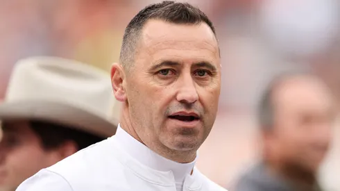 Head coach Steve Sarkisian of the Texas Longhorns talks with athletic director Chris Del Conte after the game against the Kansas State Wildcats at Darrell K Royal-Texas Memorial Stadium on November 26, 2021 in Austin, Texas.