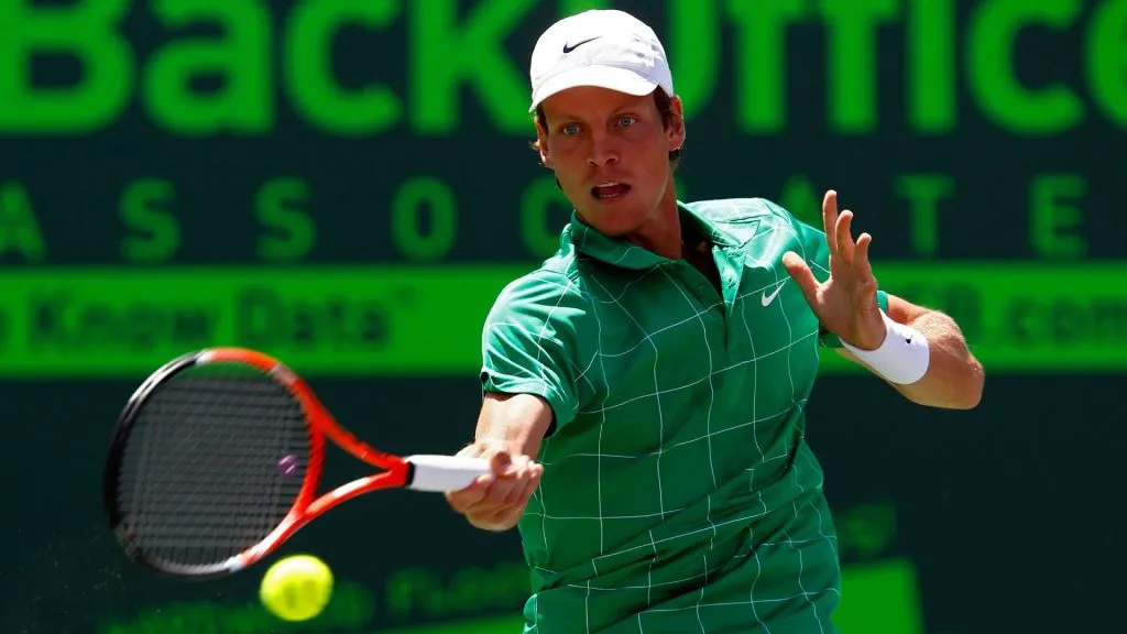 Tomas Berdych of the Czech Republic returns a shot against Andy Roddick of the United States during the men’s final of the 2010 Sony Ericsson Open. (Source: Clive Brunskill/Getty Images)