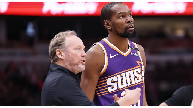 Kevin Durant #35 of the Phoenix Suns gets instructions from head coach Mike Budenholzer during the fourth quarter against the Chicago Bulls at the United Center on February 22, 2025 in Chicago, Illinois.
