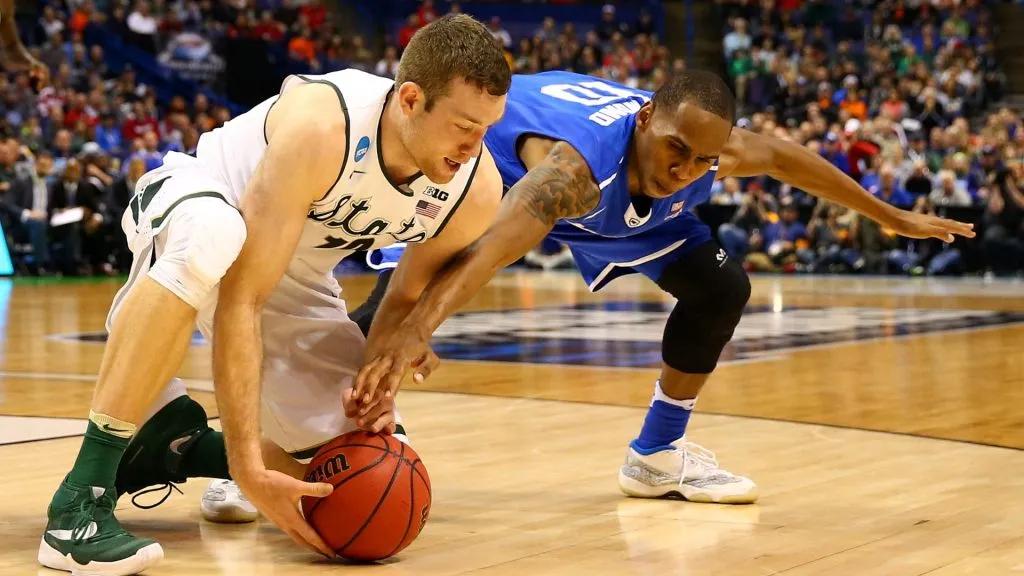 Matt Costello and Jaqawn Raymond compete for a loose ball in the second half during the first round of the 2016 NCAA Men’s Basketball Tournament. (Source: Dilip Vishwanat/Getty Images)