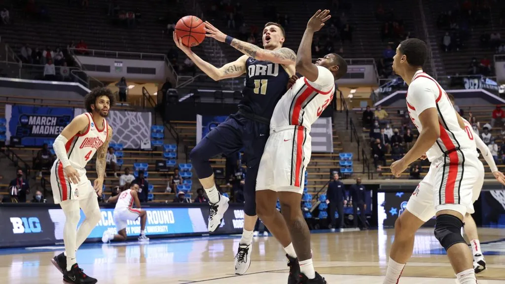 Carlos Jurgens drives to the basket in the first half against E.J. Liddell #32 of the Ohio State Buckeyes in the first round game of the 2021 NCAA Men’s Basketball Tournamen. (Source: Gregory Shamus/Getty Images)