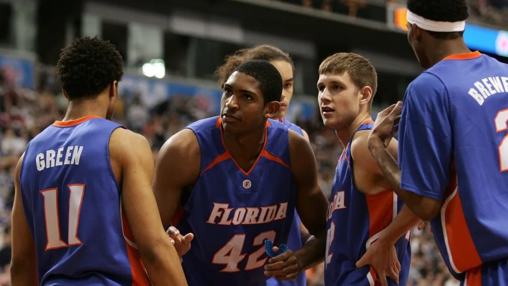 Taurean Green and his teammates talk in a hudle against the Villanova Wildcats during their Minneapolis Regional Final of the 2006 NCAA Divison I Men’s Basketball Tournament. (Source: Elsa/Getty Images)
