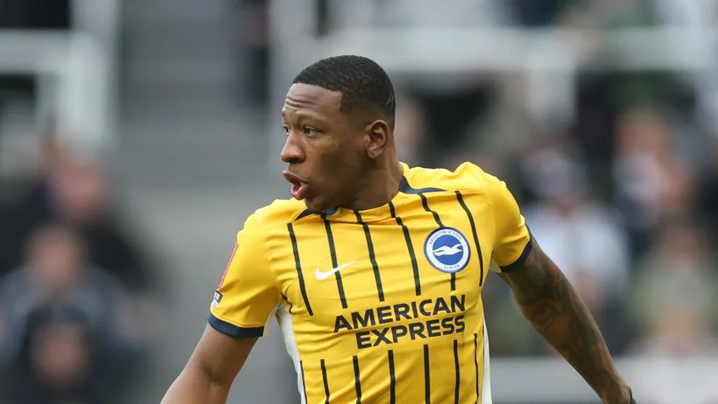 Pervis Estupinan of Brighton & Hove Albion runs with the ball during the Emirates FA Cup 