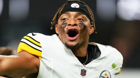 Justin Fields #2 of the Pittsburgh Steelers celebrates as he runs off the field after the Steelers defeated the Las Vegas Raiders, 32-13, at Allegiant Stadium on October 13, 2024 in Las Vegas, Nevada.