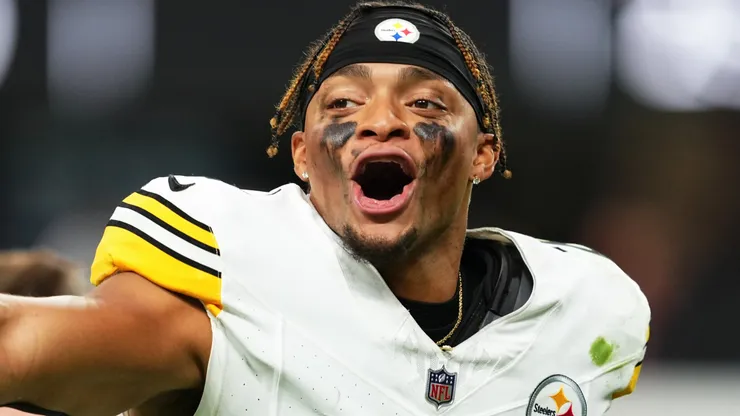 Justin Fields #2 of the Pittsburgh Steelers celebrates as he runs off the field after the Steelers defeated the Las Vegas Raiders, 32-13, at Allegiant Stadium on October 13, 2024 in Las Vegas, Nevada.