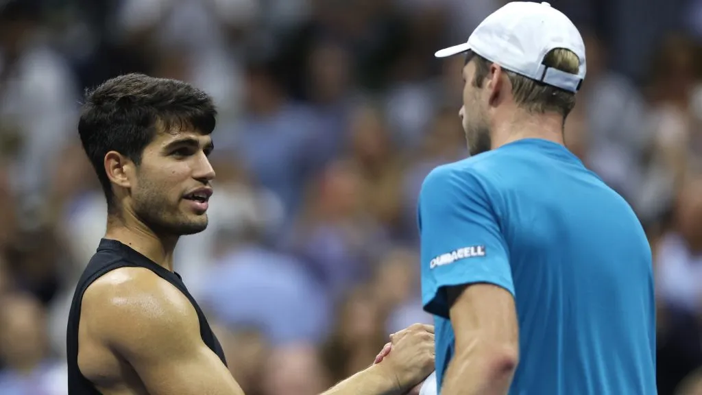 (R) Botic van De Zandschulp of the Netherlands shakes hands with Carlos Alcaraz (Matthew Stockman/Getty Images)