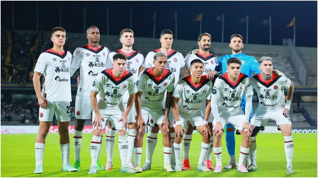 Players of Alajuelense pose for a team photo – Manuel Velasquez/Getty Images