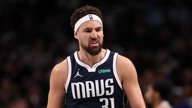Klay Thompson #31 of the Dallas Mavericks reacts after scoring during the third quarter against the Golden State Warriors at American Airlines Center on February 12, 2025.