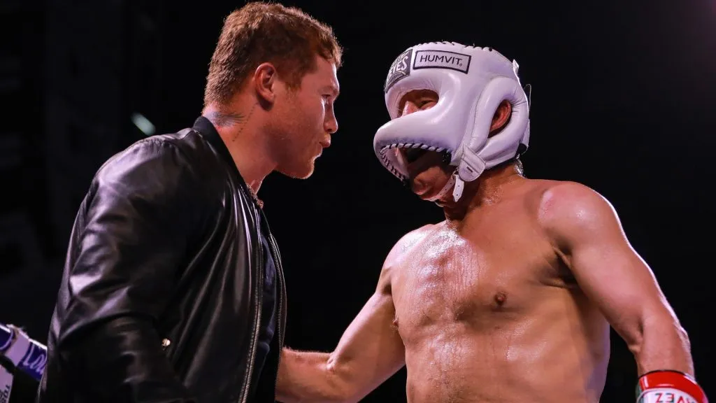Julio Cesar Chavez (R) and Saul “Canelo” Alvarez (L) after a fight as part of the Tribute to the Kings at Jalisco Stadium on June 19, 2021 in Guadalajara, Mexico. (Photo by Manuel Velasquez/Getty Images)