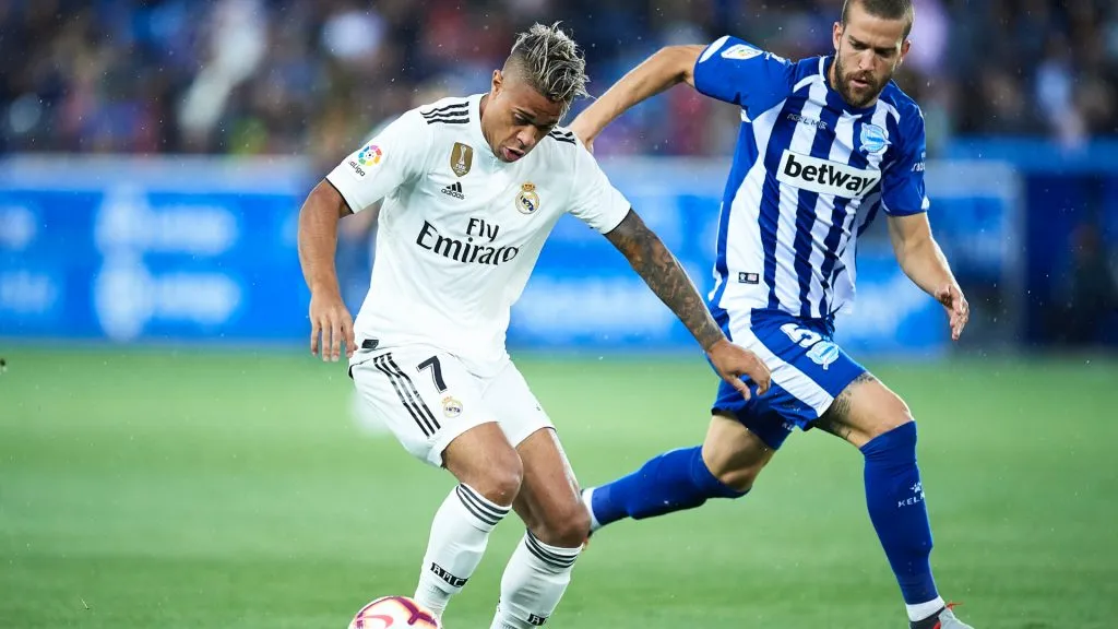 Mariano of Real Madrid CF (L) being followed by Victor Laguardia of Deportivo Alaves (R) during the La Liga match between Deportivo Alaves and Real Madrid. (Juan Manuel Serrano Arce/Getty Images)