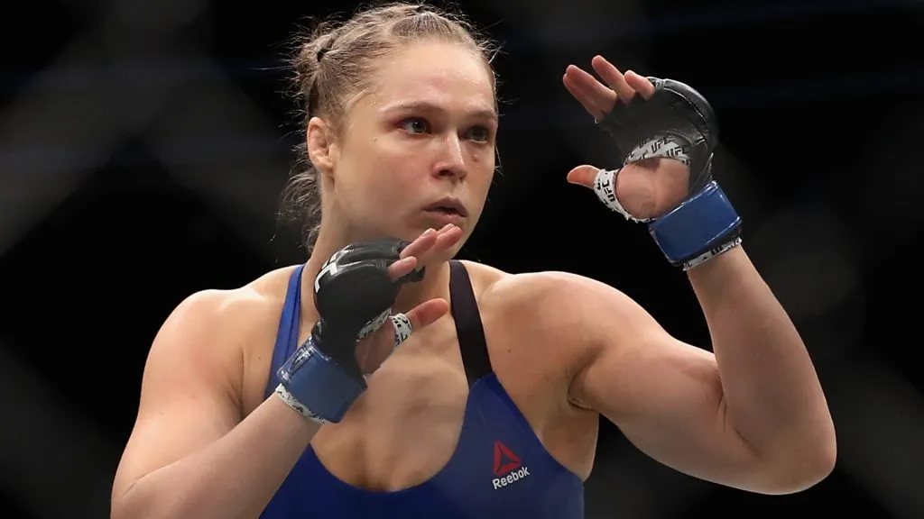 Ronda Rousey faces off against Amanda Nunes of Brazil in their UFC women’s bantamweight championship bout during the UFC 207 event in 2016. (Source: Christian Petersen/Getty Images)