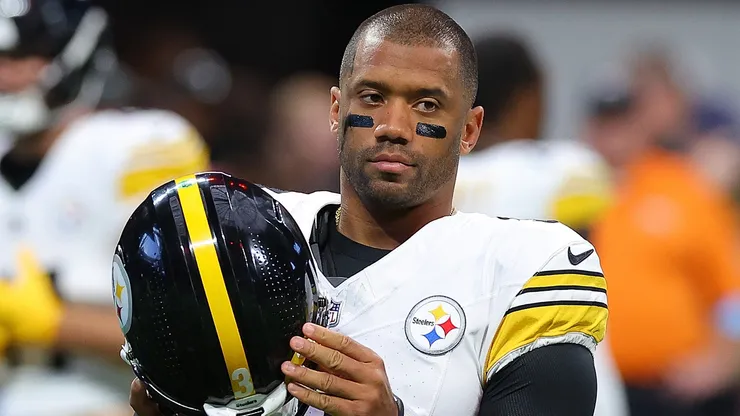 Russell Wilson #3 of the Pittsburgh Steelers warms up prior to facing the Atlanta Falcons at Mercedes-Benz Stadium on September 08, 2024 in Atlanta, Georgia.