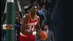 Hakeem Olajuwon playing for the Houston Rockets.
