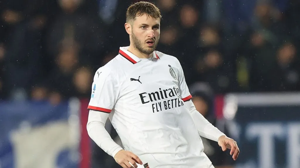 Santiago Gimenez of AC Milan looks on during the Serie A match between Empoli and AC Milan at Stadio Carlo Castellani on February 8, 2025. (Source: Gabriele Maltinti/Getty Images)