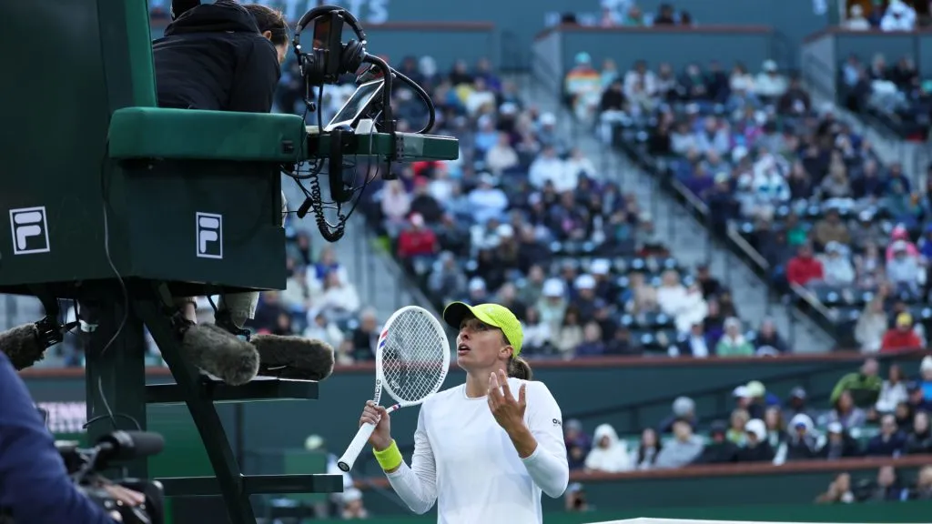 Iga Swiatek discusses with the umpire during her semifinal match against Mirra Andreeva (Clive Brunskill/Getty Images)