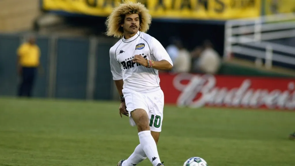 Carlos Valderrama #10 of the Colorado Rapids passes upfield against the Los Angeles Galaxy during the first half on August 17, 2002. (Source: Christopher Ruppel/Getty Images)