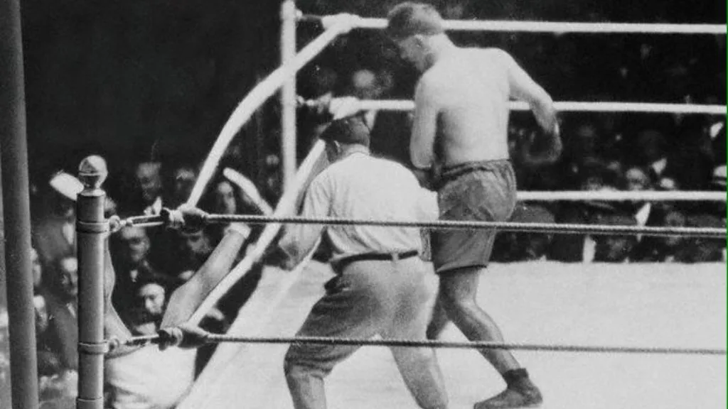 Jack Dempsey vs. Luis Firpo in 1923. (Source: @BoxingTriviaGuy)