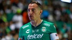 Andres Guardado of Leon looks on during the 16th round match between Leon and Mazatlan FC as part of the Torneo Apertura 2024 Liga MX at Leon Stadium on November 5, 2024 in Leon, Mexico.