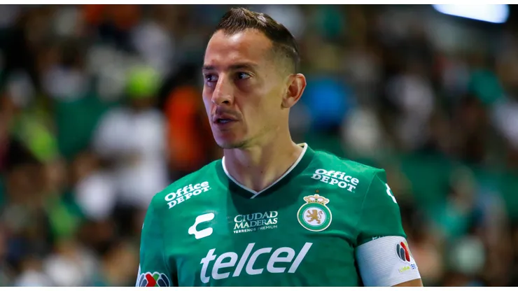 Andres Guardado of Leon looks on during the 16th round match between Leon and Mazatlan FC as part of the Torneo Apertura 2024 Liga MX at Leon Stadium on November 5, 2024 in Leon, Mexico.