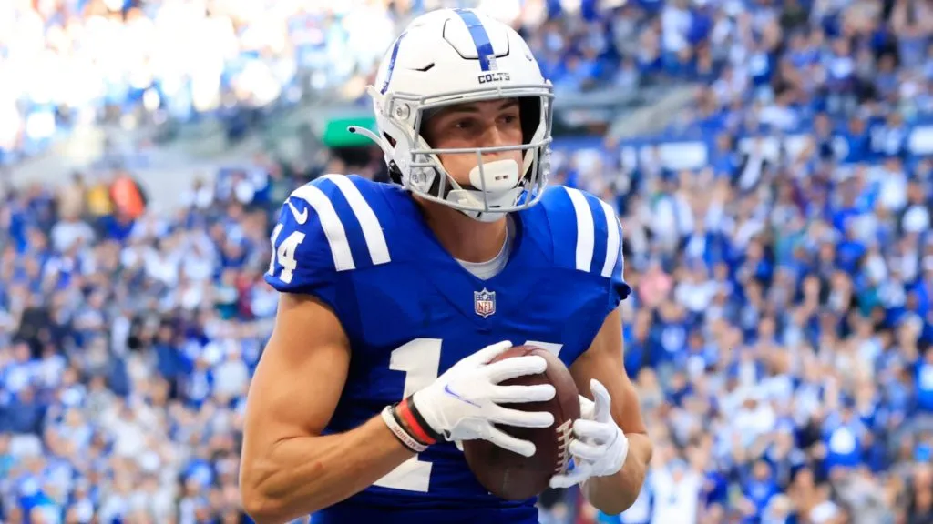 Alec Pierce catching the ball