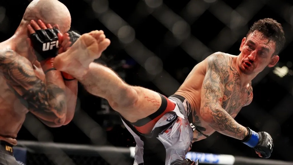 Max Holloway (R) kicks Alexander Volkanovski of Australia in their featherweight title bout during UFC 276 at T-Mobile Arena on July 02, 2022. (Source: Carmen Mandato/Getty Images)