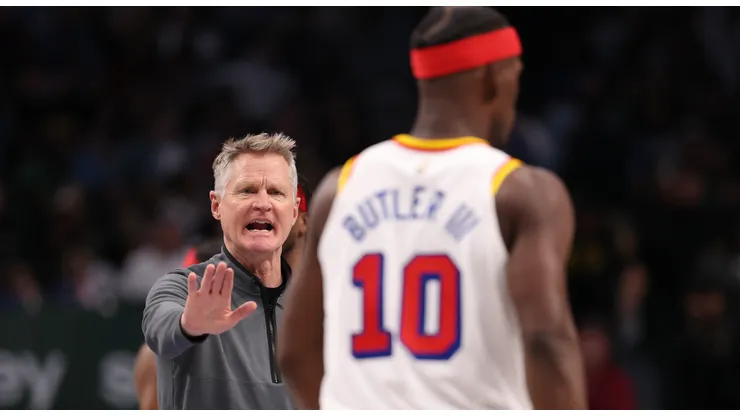 Head coach Steve Kerr of the Golden State Warriors talks to Jimmy Butler #10.