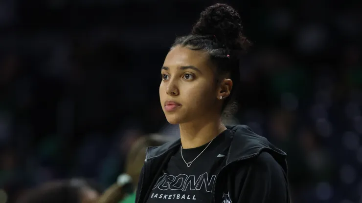 Azzi Fudd #35 of the UConn Huskies
