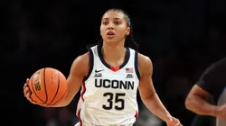 Azzi Fudd beats Stephen Curry in epic three-point shootout