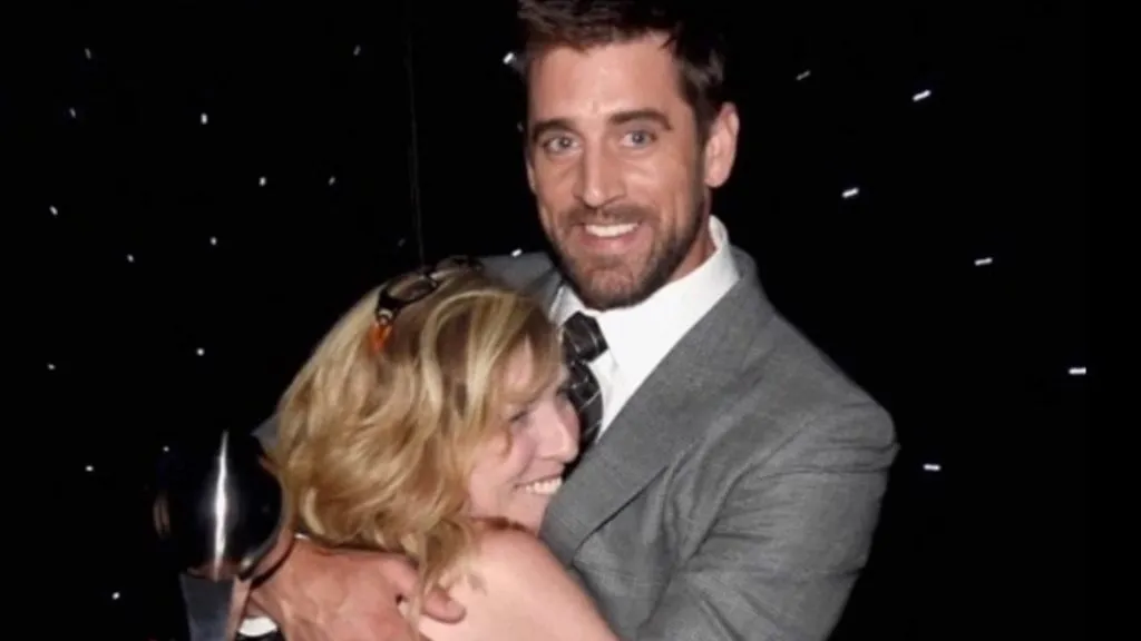 Aaron Rodgers and sister Maura (Source: @aaronrodgers12)