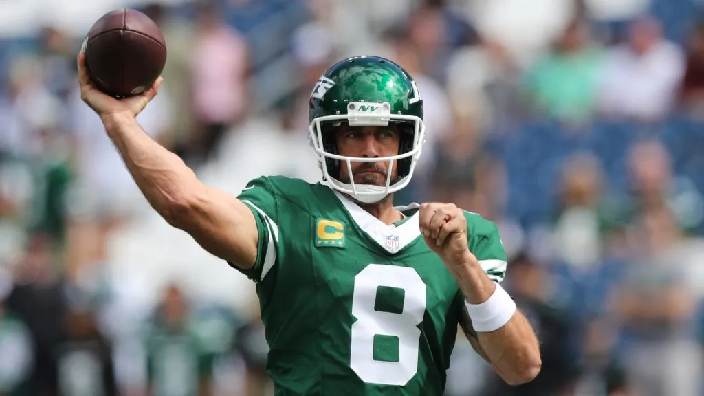 Aaron Rodgers #8 of the New York Jets warms up prior to a game against the Tennessee Titans at Nissan Stadium on September 15, 2024. (Source: Justin Ford/Getty Images)