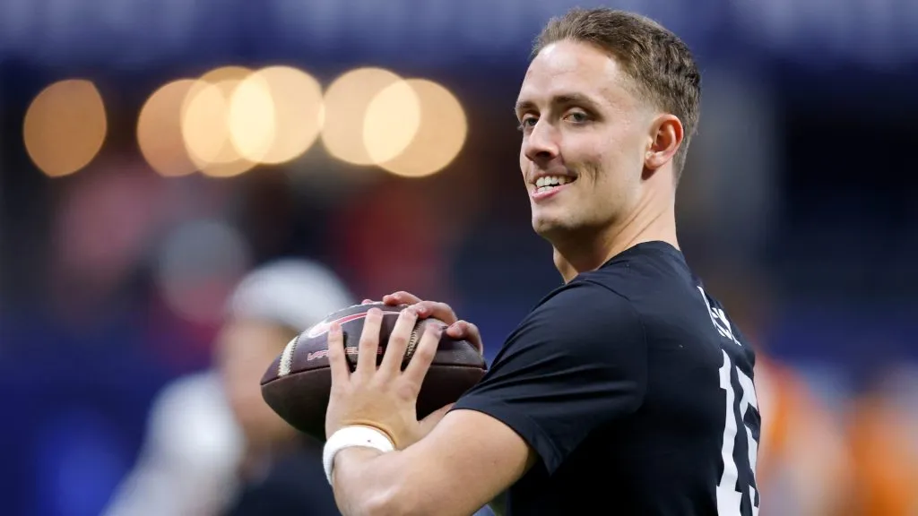 Carson Beck #15 of the Georgia Bulldogs warms up prior to the 2024 SEC Championship against the Texas Longhorns at Mercedes-Benz Stadium on December 07, 2024 in Atlanta, Georgia. 