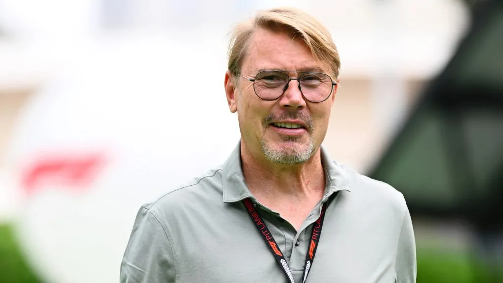 Mika Hakkinen walks on the paddock during the practices for the GP Singapure (Clive Mason/Getty Images)