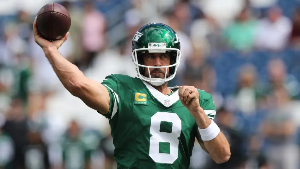 Aaron Rodgers #8 of the New York Jets warms up prior to a game against the Tennessee Titans at Nissan Stadium on September 15, 2024. (Source: Justin Ford/Getty Images)