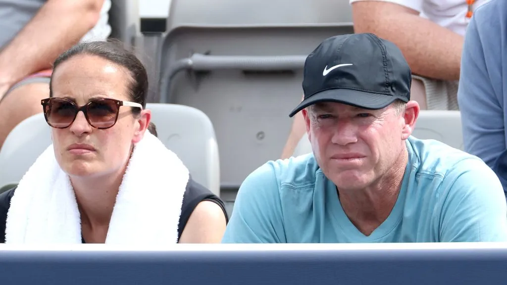 Jane O’Donoghue and Mark Petchey watch Emma Raducanu (Matthew Stockman/Getty Images)