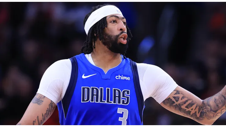 Anthony Davis #3 of the Dallas Mavericks