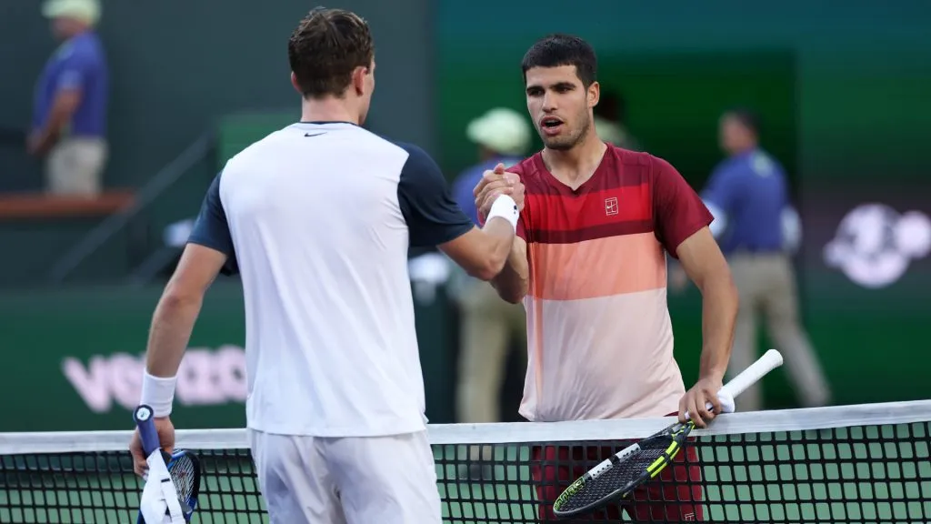 Jack Draper shakes hands at the net after his three set victory against Carlos Alcaraz in their Semifinal round match during the BNP Paribas Open at Indian Wells. (live Brunskill/Getty Images)