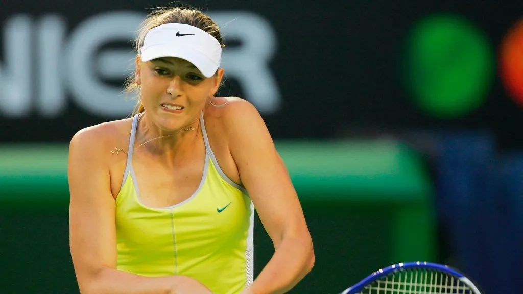 Maria Sharapova playing against Na Li in 2005