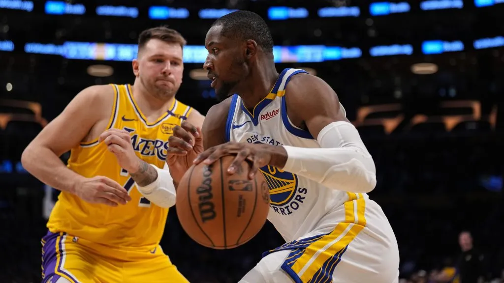 Jonathan Kuminga #00 of the Golden State Warriors drives against Luka Doncic #77 of the Los Angeles Lakers. (Michael Owens/Getty Images)