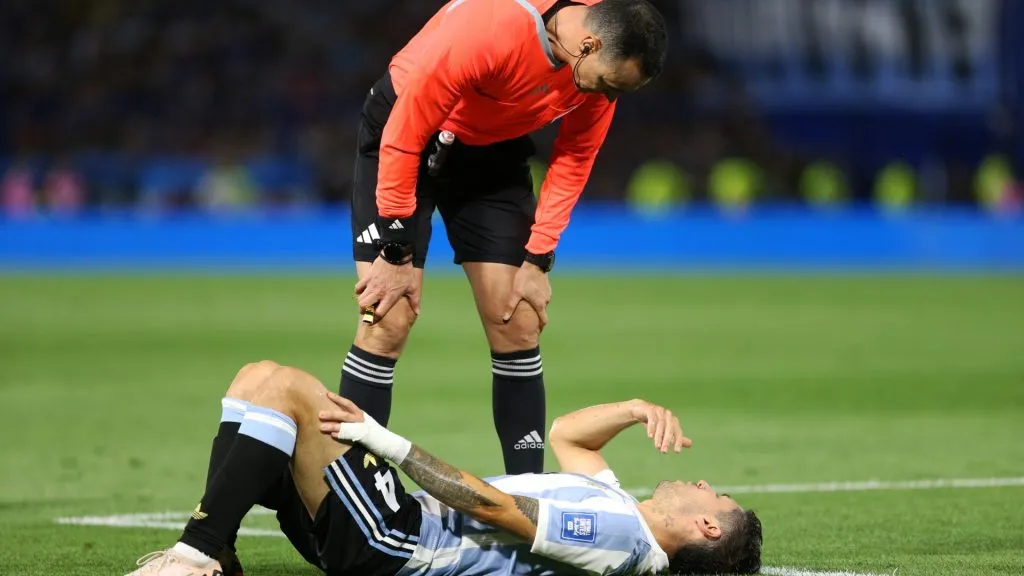 Referee Wilmar Roldán checks on Gonzalo Montiel after suffering an injury during the South American FIFA World Cup 2026 Qualifier match between Argentina and Peru in 2025. (Source: Daniel Jayo/Getty Images)