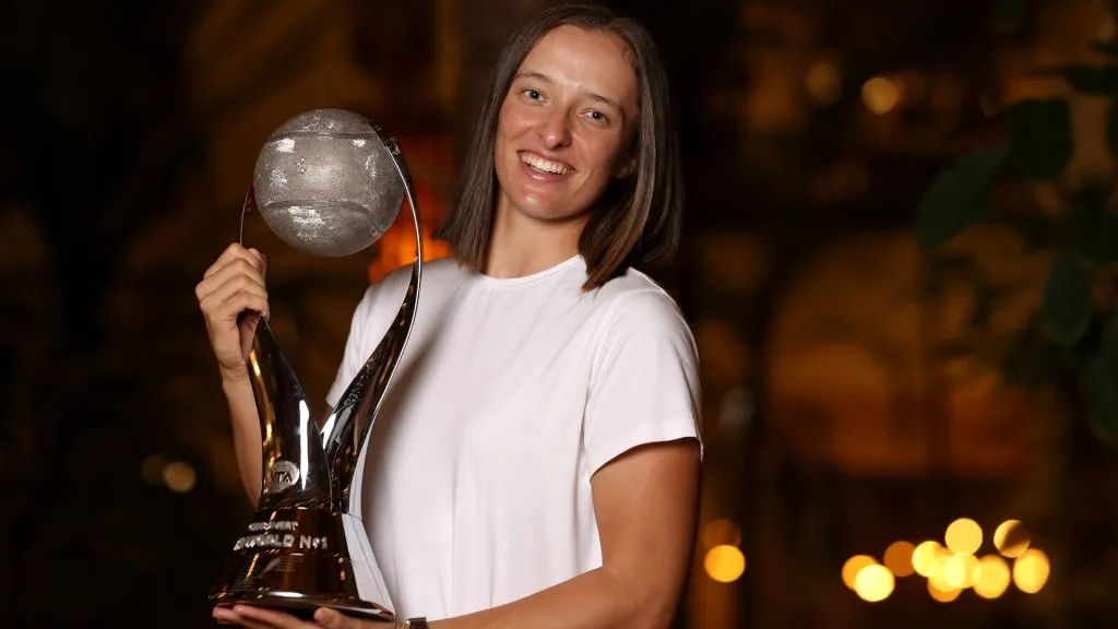 Iga Swiatek of Poland poses with the Chris Evert Trophy after finishing the year #1 in the WTA singles rankings after the GNP Seguros WTA Finals Cancun 2023, part of the Hologic WTA Tour. (Source: Matthew Stockman/Getty Images)