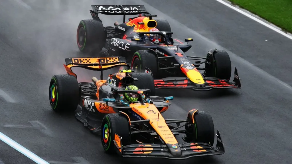 Lando Norris of Great Britain driving the (4) McLaren MCL39 Mercedes leads Max Verstappen of the Netherlands driving the (1) Oracle Red Bull Racing RB21 during the F1 Grand Prix of Australia in 2025. (Source: Clive Rose/Getty Images)