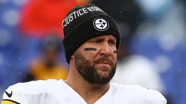 Ben Roethlisberger #7 of the Pittsburgh Steelers warms up before the game against the Baltimore Ravens at M&T Bank Stadium on January 09, 2022 in Baltimore, Maryland.