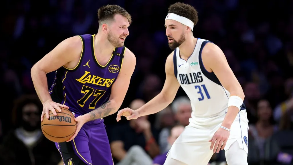 Luka Doncic #77 of the Los Angeles Lakers looks to pass past Klay Thompson #31 of the Dallas Mavericks during a game at Crypto.com Arena. (Sean M. Haffey/Getty Images)