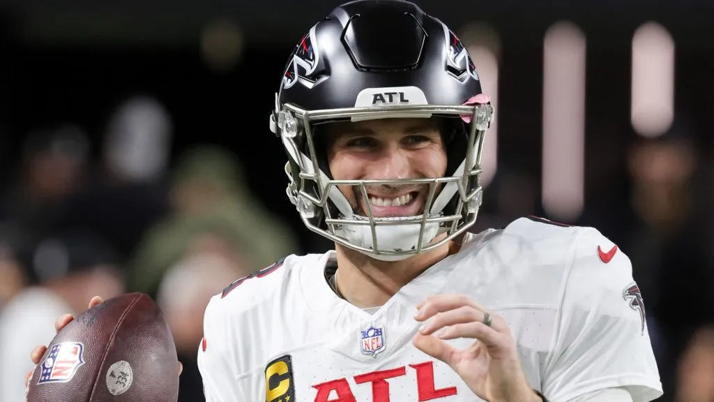 Kirk Cousins #18 of the Atlanta Falcons warms up before a game against the Las Vegas Raiders at Allegiant Stadium on December 16, 2024. (Source: Ethan Miller/Getty Images)