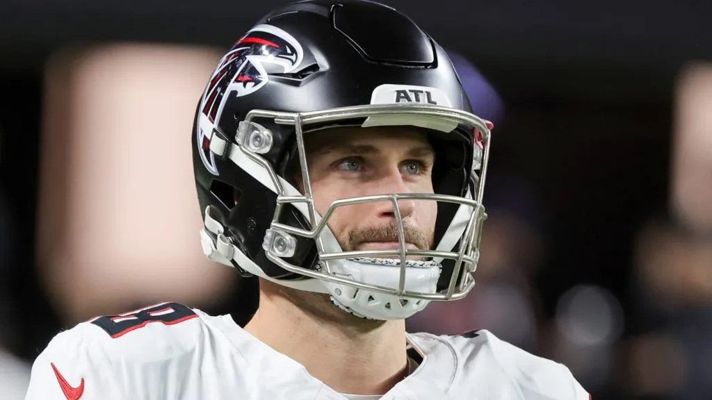 Kirk Cousins #18 of the Atlanta Falcons warms up before a game against the Las Vegas Raiders at Allegiant Stadium on December 16, 2024. (Source: Ethan Miller/Getty Images)
